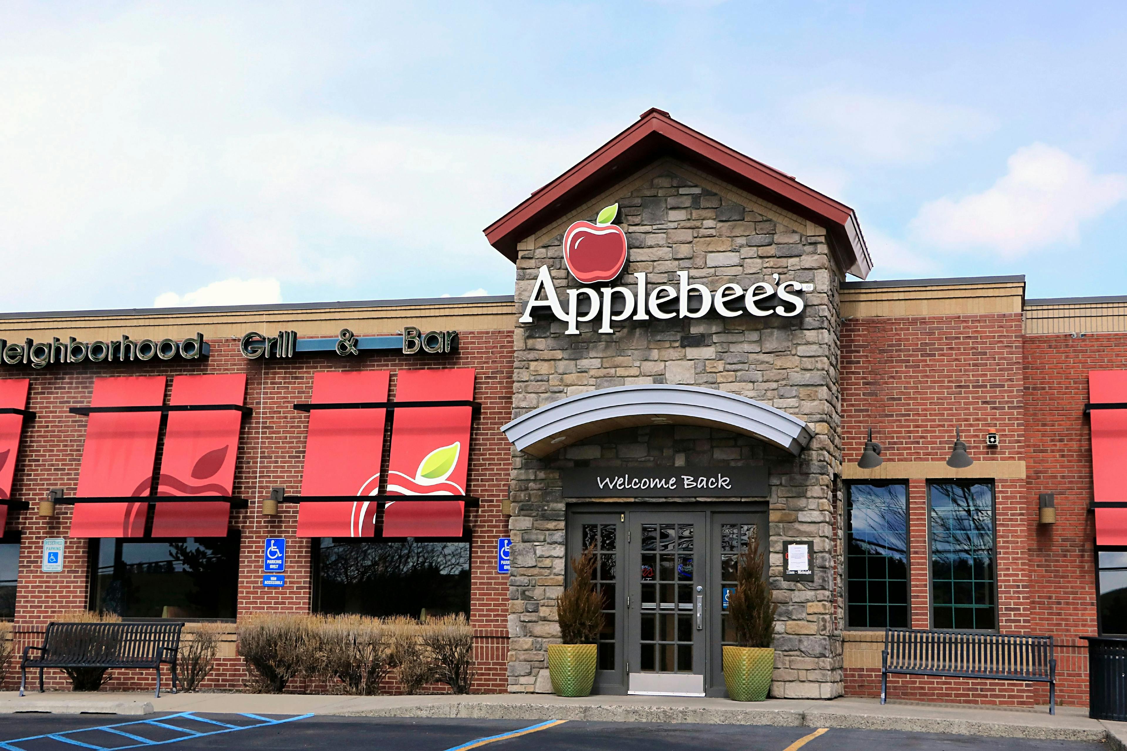 an Applebee's storefront
