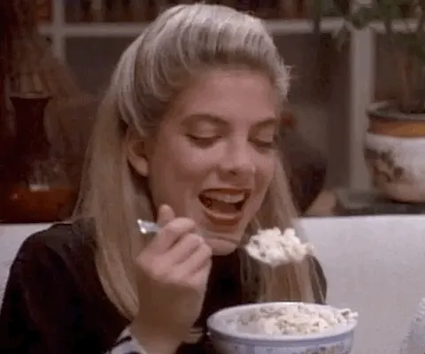 Tori Spelling eating ice cream in 90210